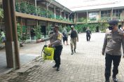 Mantap Pak Poll..!! Polsek Medan Baru Semprot Gedung SD Cegah Penyebaran Corona..!!