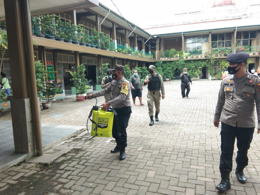 Mantap Pak Poll..!! Polsek Medan Baru Semprot Gedung SD Cegah Penyebaran Corona..!!