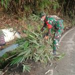 Prajurit TNI Memang Paten..!! Biasa Tenteng Senjata, Anggota Koramil 04/SB Gotong Royong Bersihkan Lingkungan..!!