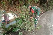 Prajurit TNI Memang Paten..!! Biasa Tenteng Senjata, Anggota Koramil 04/SB Gotong Royong Bersihkan Lingkungan..!!