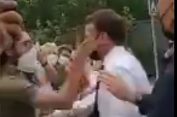 Alamakk..!! Mau Salami Warga, Eee…Presiden Prancis Emmanuel Macron Malah Kena Tampar..!!