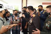 KAPOLDA SUMUT TERHARU TERIMA KUE ULANG TAHUN BHAYANGKARA KE 75 DARI WARTAWAN..!!
