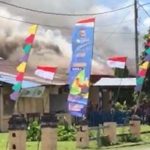 Dorr..!! Warga Terkapar Ditembak, Massa Ngamuk Bakar Mapolsek..!!