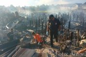 Dituduh Istri Selingkuh..!! Gak Soor…Suami Main Bakar..!! Puluhan Rumah Rata Tanah..!!