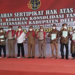 Horee..!! Kek Gini Baru Paten Silih..!! Wamen ATR/BPN Serahkan SHM kepada Warga Tiga Juhar..!!