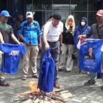 Duhh..!! Kader Partai Demokrat Riau Bakar Baju dan Kartu Tanda Anggota..!!