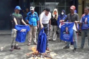 Duhh..!! Kader Partai Demokrat Riau Bakar Baju dan Kartu Tanda Anggota..!!