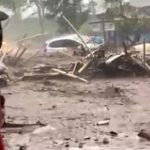 Ngerii..!! Banjir Bandang Menerjang..!! 15 Orang Hanyut..!!