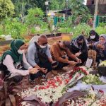 Alamakk..!! Foto Vanessa Angel di Atas Makam Hilang..!!