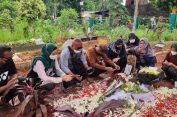 Alamakk..!! Foto Vanessa Angel di Atas Makam Hilang..!!