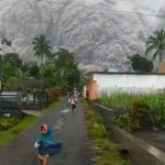 Duarr..!! Gunung Semeru Meletus..!! Relawan Temukan Jenazah Ibu Gendong Bayi Tertimbun Lahar..!!