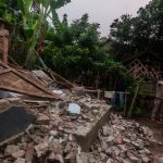 Warga Panik Berhamburan Keluar Rumah..!! Banten Gempa M 6,7..!! Sejumlah Bangunan Rusak Berat..!!