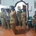 Amangoiii..!! Inang-inang Berseragam PNS Joget Sambil Pegang Botol Minuman Keras..!!