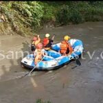 Nekat Terobos Sungai..!! Satu Keluarga dalam Mobil Avanza Hanyut Digulung Banjir..!! 4 Hilang, 1 Selamat..!!