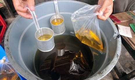 Disubsidi Pemerintah..!! Harga Minyak Goreng Curah Rp 14.000 Per Liter..!!