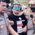 Ngerii..!! Demo di DPR Ricuh..!! Ade Armando “Mandi Darah”, Dipukuli, Diinjak, Dikeroyok, Celananya Dilucuti..!!
