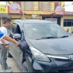 Terduga Gak Soor Diberitakan, Kaca Mobil Wartawan Retak Dihantam..!! Pelaku Diburu Polisi..!!