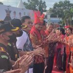 Merdang Merdem di Istana Maimun..!! Walkot Medan Bobby-Kahiyang “Landek” Pakai Pakaian Adat Karo..!!