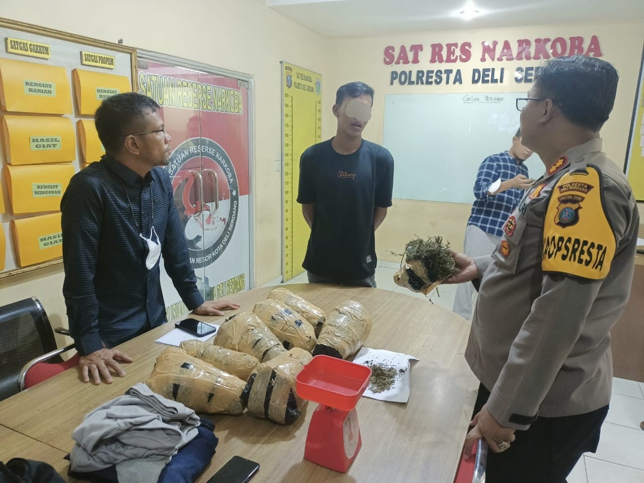 Bawa 8 Bungkus Ganja..!! Warga Aceh “Lengket” di Polresta Deli Serdang..!!