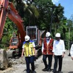 Tinjau Pembangunan Infrastruktur di Nias..!! Protokoler Rencanakan Naik Heli, Jokowi Pilih Jalan Darat..!!