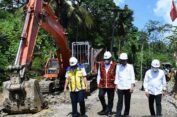 Tinjau Pembangunan Infrastruktur di Nias..!! Protokoler Rencanakan Naik Heli, Jokowi Pilih Jalan Darat..!!