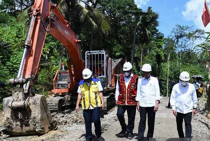 Tinjau Pembangunan Infrastruktur di Nias..!! Protokoler Rencanakan Naik Heli, Jokowi Pilih Jalan Darat..!!