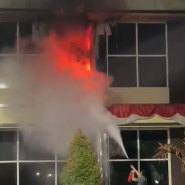 Hebohh..!! Mapolda Sumut Terbakar..!!