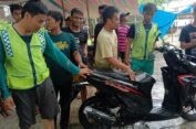 Medan Punya Cerita: Dua Sepeda Motor Hanyut di Jalan Beraspal..!!
