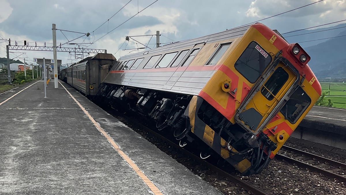 Ngeri Kali Guys..!! Taiwan Digoyang Gempa, Gerbong Kereta Api Terlempar..!!