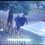 Jokowi Mau Ditembak..?? Coba Terobos Istana, Wanita Berjubah Bawa Pistol Ditangkap Paspampres..!!