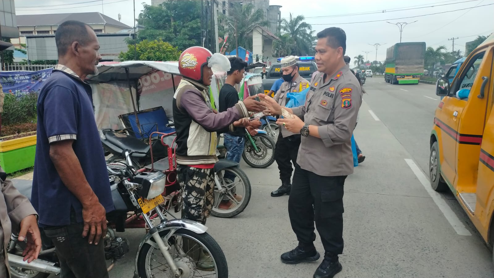 Paten Gak..?? Yaa…Patenlah…!! Kapolsek Patumbak Kompol Faidir “Buru” Warga Miskin untuk Diberi Makan Siang..!!