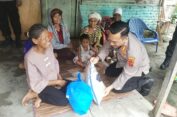 Mirip Jokowi..!! Salurkan Bantuan, Kapolresta DS Kombes Irsan Sinuhaji tak Sungkan Bersimpuh di Hadapan Rakyat..!!