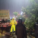 Banjir Menerjang, Pohon Bertumbangan..!! Kapolsek Deli Tua dan Anggota “Begadang” Bersama Warga..!!