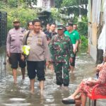 Kek Gini Baru Paten Laee..!! Kompol Faidir Kapolsek “Sandal Jepit” Jadi “Pembantu” Kuras Banjir di Rumah Warga..!!