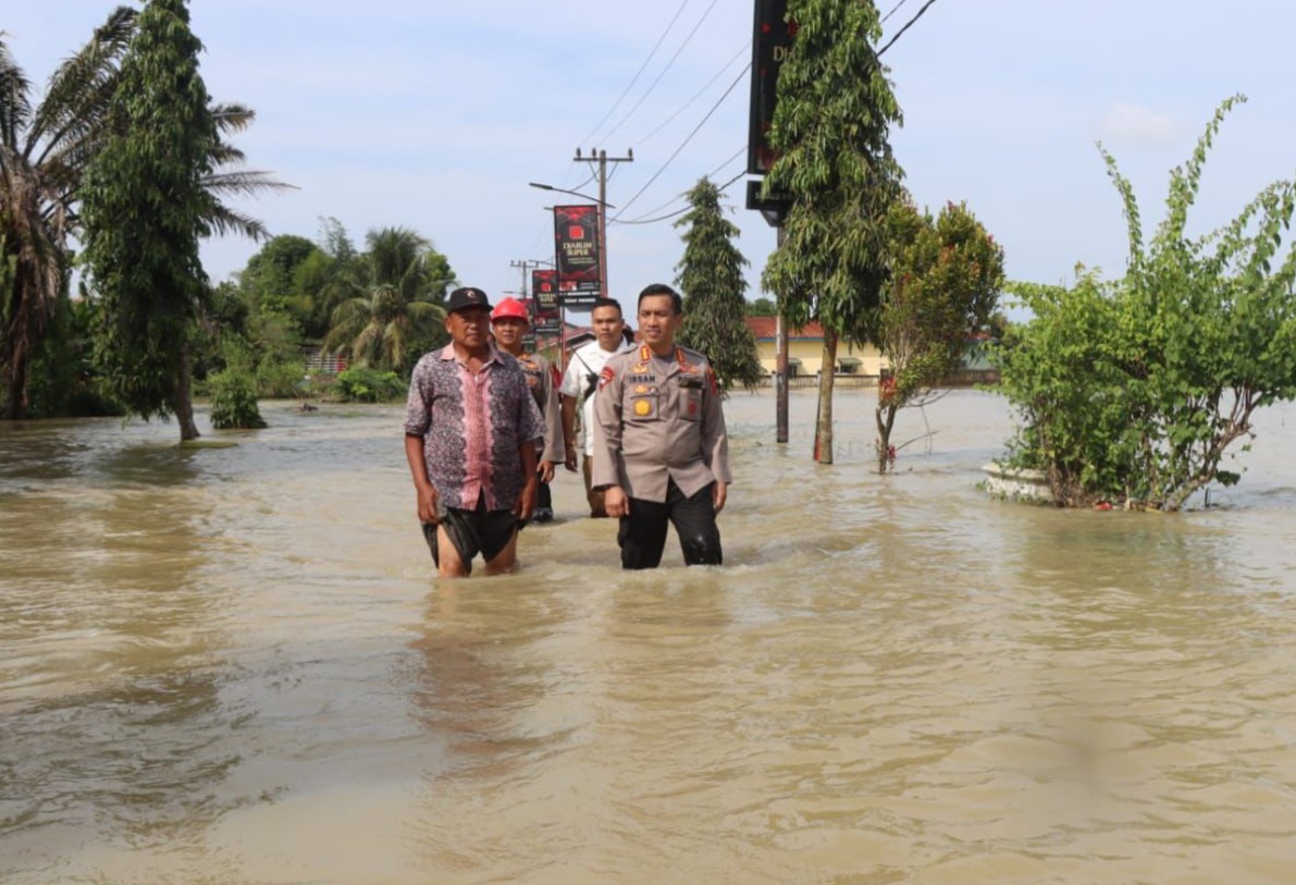 Luar Biasaa..!! Kapolresta DS Kombes Irsan Sinuhaji “Berkubang Lumpur” Demi Korban Banjir..!!