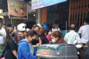 Jelang Tahun Baru, Tukang Bumbu di Medan Diserbu Ibu-ibu..!! Antrian Panjang Terjadi..!!