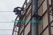 Warga Medan Estate Heboh..!! Pekerja Billboard Menggantung Tersengat Listrik..!!