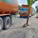 Woiii…Kementerian PUPR, Kelen Tengok Tuhh..!! Jalan Jamin Ginting Mirip “Jeruk Purut” Ditanami Warga Deli Serdang..!!