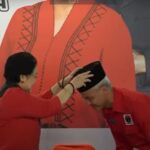 Selamat Ya Mas..!! Jadi Capres PDIP, Ganjar Pranowo Dipakaikan “Peci Bung Karno”..!!