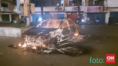 Mencekam..!! Puluhan OTK Serang Rumah Kapolda, Pos Polisi Dirusak, Kendaraan Dinas Dibakar..!!