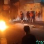 Jaga Anak Kelen Ya Woii..!! Konvoi Pelajar Petentengan Bawa Kelewang, Ditegur Warga Malah Menyerang..!! Sepeda Motor Ludes Terbakar..!!