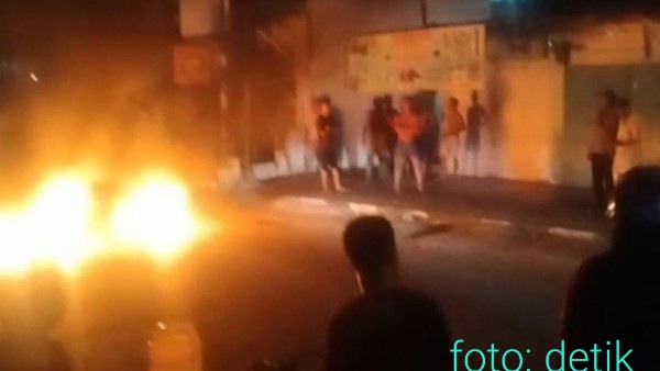 Jaga Anak Kelen Ya Woii..!! Konvoi Pelajar Petentengan Bawa Kelewang, Ditegur Warga Malah Menyerang..!! Sepeda Motor Ludes Terbakar..!!