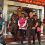 Gaspoll Pak Jaksaa..!! Tangan Diborgol, Menkominfo Johnny G Plate Naik Mobil Tahanan Pakai Rompi Merah Jambu..!!