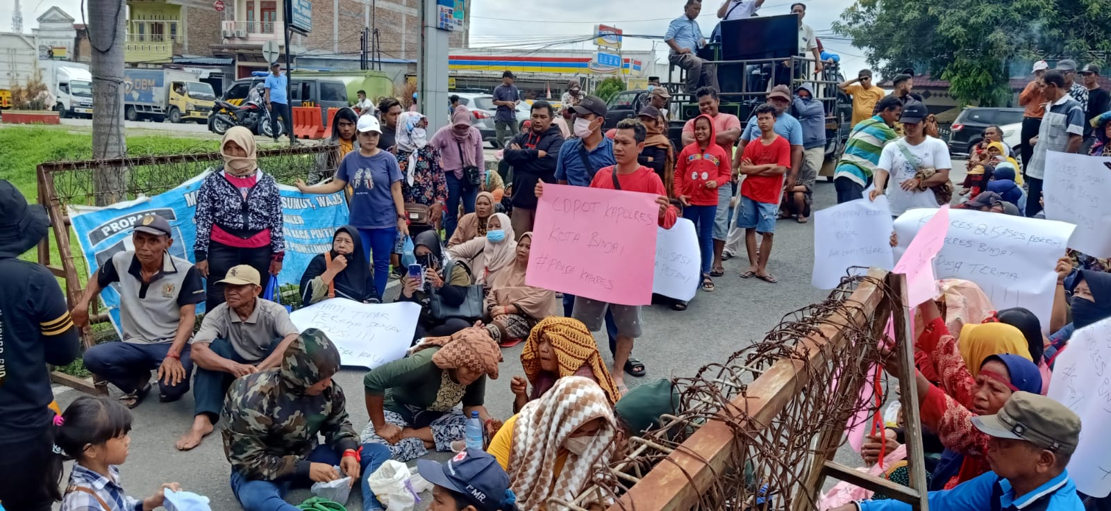 Ratusan Massa Koptan Mekar Jaya “Geruduk” Mapolda Sumut..!! Ancam Menginap Jika 33 LP tak Ditindaklanjuti..!!