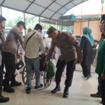 Ketika Kapolsek Deli Tua “Rasa Pembantu”..!! Wujudkan Polri Presisi, Kompol Dedy Dharma Bantu Jamaah Haji Lansia di Kursi Roda..!!