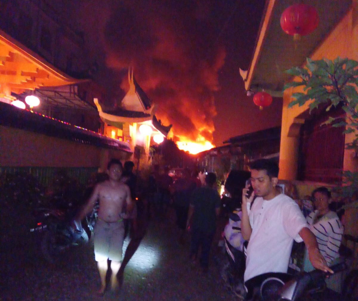 Tolongg…Kebakaran…Kebakarann…!! Warga Langkat Panik, “Si Lidah Merah Ngamuk”, 13 Rumah Ludes..!!