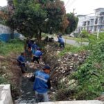 Kek Gini Baru Paten Coii..!! Antisipasi Banjir Medan Estate: Dinas Cipta Karya Deli Serdang Gercep “Nyemplung” ke Parit Bersihkan Drainase..!!