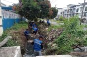 Kek Gini Baru Paten Coii..!! Antisipasi Banjir Medan Estate: Dinas Cipta Karya Deli Serdang Gercep “Nyemplung” ke Parit Bersihkan Drainase..!!
