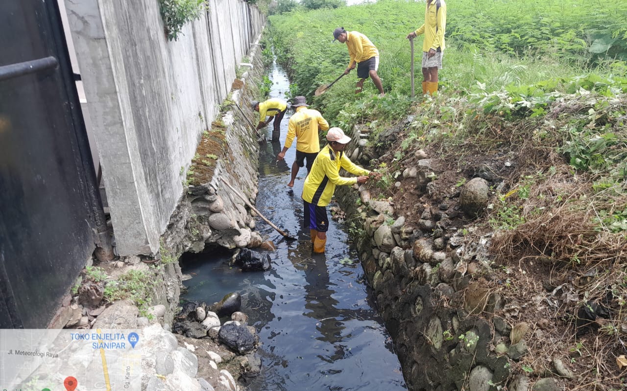Mantul Abis Laee..!! Antisipasi Banjir, Kadis SDA BMBK Deli Serdang Kerahkan “Pasukan Kuning” dan Alat Berat Bersihkan Drainase di PS Tuan..!!