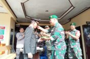 Sepasukan TNI Datangi Mapolsek Sibiru-biru..!! Dikira “Bentrok” Rupanya Ucapkan Selamat Ulang Tahun..!!